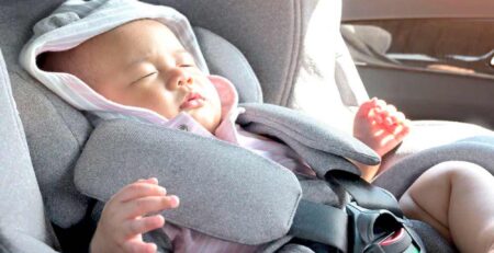 bebe durmiendo en coche